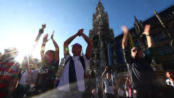 Inter Milan fans await the final of the Champions League in Munich