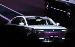 Компании Huawei и JAC Motors представили в Китае люксовый седан Maextro S800