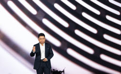 Компании Huawei и JAC Motors представили в Китае люксовый седан Maextro S800