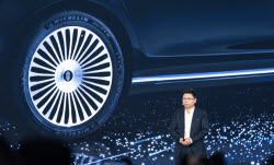 Компании Huawei и JAC Motors представили в Китае люксовый седан Maextro S800