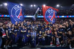 PSG team celebrate with fans at Parc de Princes