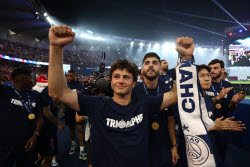PSG team celebrate with fans at Parc de Princes