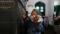Молитва по случаю годовщины смерти суфийского святого Мир Сайид Али Хамадани в Кашмире