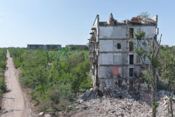 (+ВИДЕО) Разминирование территорий и демонтаж разрушенных домов в ДНР
