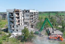 Разминирование территорий и демонтаж разрушенных домов в ДНР