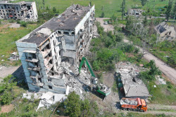 Разминирование территорий и демонтаж разрушенных домов в ДНР