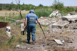 Разминирование территорий и демонтаж разрушенных домов в ДНР