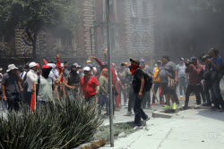 Group of Mexican teachers causes riots outside the Ministry of the Interior