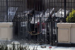 Group of Mexican teachers causes riots outside the Ministry of the Interior