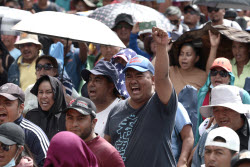 Authorities call for 'dialogue' with teachers after riots in Mexico City