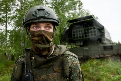 Russian Solntsepyok and Tosochka heavy flamethrower system crews in combat training in Saratov Region