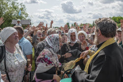 (+ВИДЕО) Паломники во время Великорецкого крестного хода в России