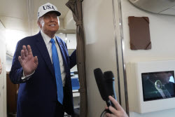 Президент США Дональд Трамп пообщался с журналистами на борту самолета по пути в штат Нью-Джерси