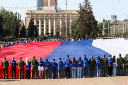 Giant flag of Russia unfurled in Donetsk on eve of Russia Day