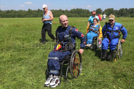 Disabled people practise parachuting in Moscow Region