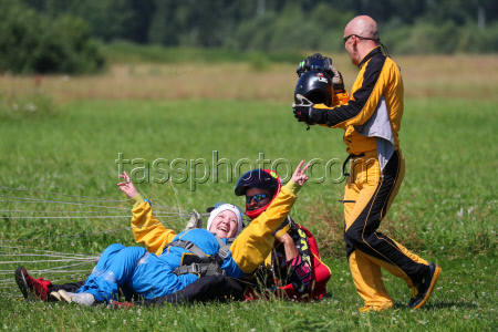 Disabled people practise parachuting in Moscow Region