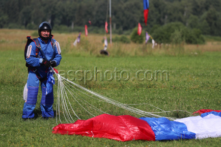 Disabled people practise parachuting in Moscow Region