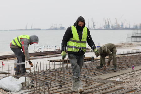 Mariupol's Primorye Park promenade under renovation