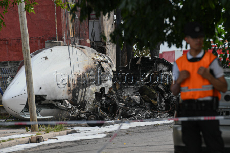 A private plane crashes and catches fire on the outskirts of Buenos Aires