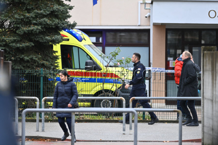 По меньшей мере один ребенок погиб при нападении мужчины с ножом в школе в Загребе