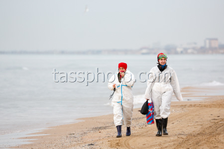 Oil spill clean-up of Anapa beaches