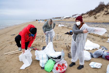 Oil spill clean-up of Anapa beaches