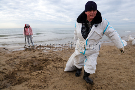 Oil spill clean-up of Anapa beaches