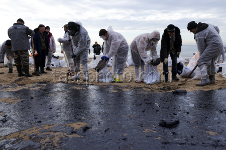 Oil spill clean-up of Anapa beaches