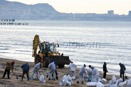 Oil spill clean-up of Anapa beaches