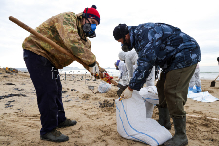 Oil spill clean-up of Anapa beaches