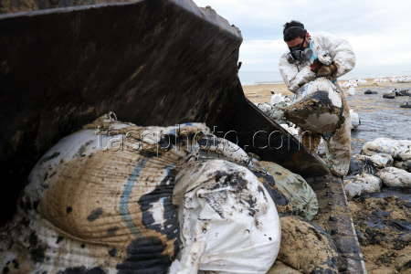 Oil spill clean-up of Anapa beaches