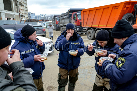 Работа волонтеров и экстренных служб в Анапе после разлива мазута в Черном море 