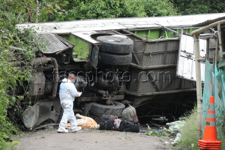 По меньшей мере 12 человек погибли и 30 пострадали в результате падения автобуса с обрыва на юге Колумбии