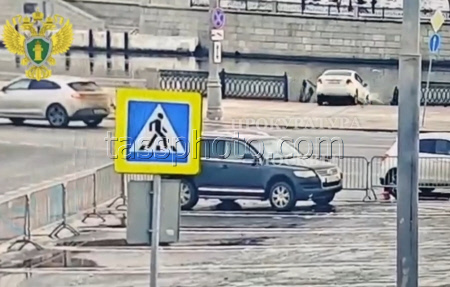 Car plunges into Moskva River after barrier crash