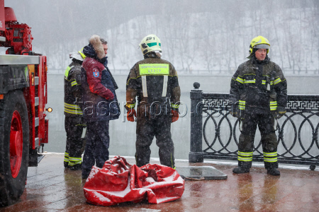 Car plunges into Moskva River after barrier crash