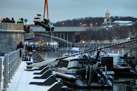 Car plunges into Moskva River after barrier crash