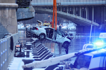 Car plunges into Moskva River after barrier crash