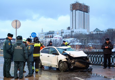 Car plunges into Moskva River after barrier crash
