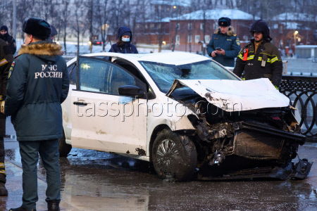 Car plunges into Moskva River after barrier crash