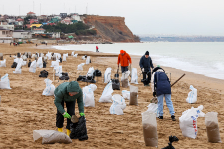 Oil spill clean-up in Sevastopol