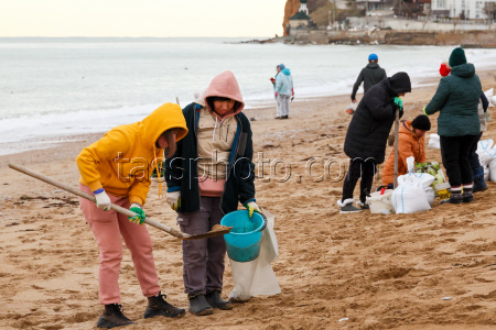 Oil spill clean-up in Sevastopol
