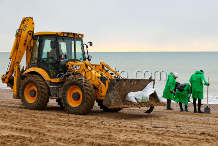 Oil spill clean-up in Sevastopol
