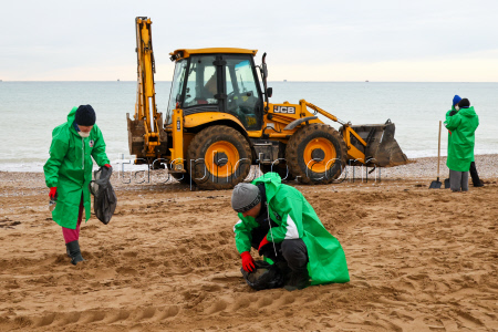 Oil spill clean-up in Sevastopol