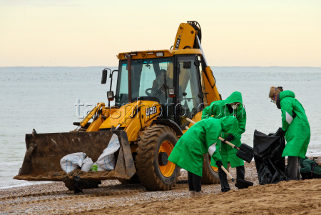 Oil spill clean-up in Sevastopol