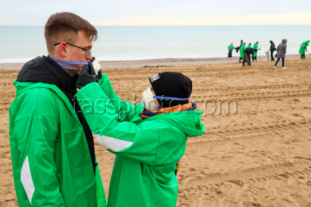 Oil spill clean-up in Sevastopol