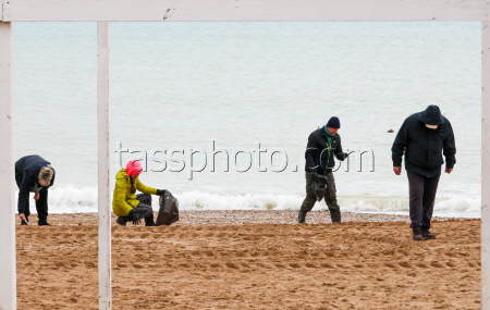 Oil spill clean-up in Sevastopol