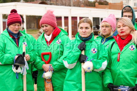 Oil spill clean-up in Sevastopol