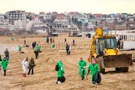 Oil spill clean-up in Sevastopol