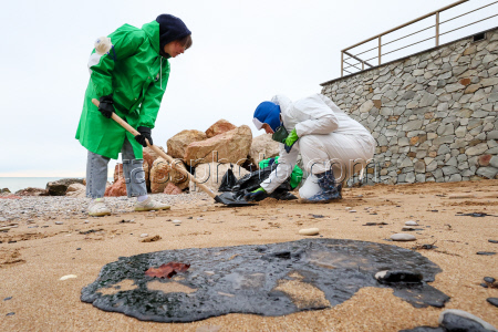 Oil spill clean-up in Sevastopol