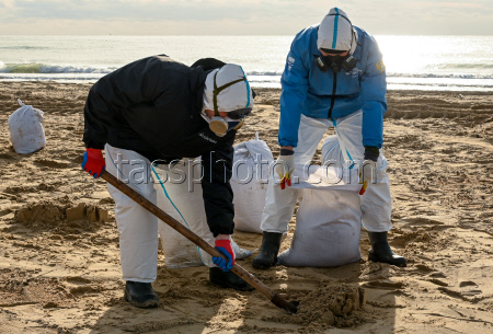 Oil spill clean-up of Anapa beaches
